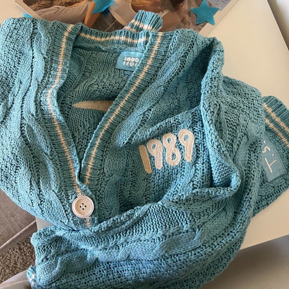Official Taylor Swift 1989 Cardigan - Size XS/S 🩵 (Rare & Collectible)